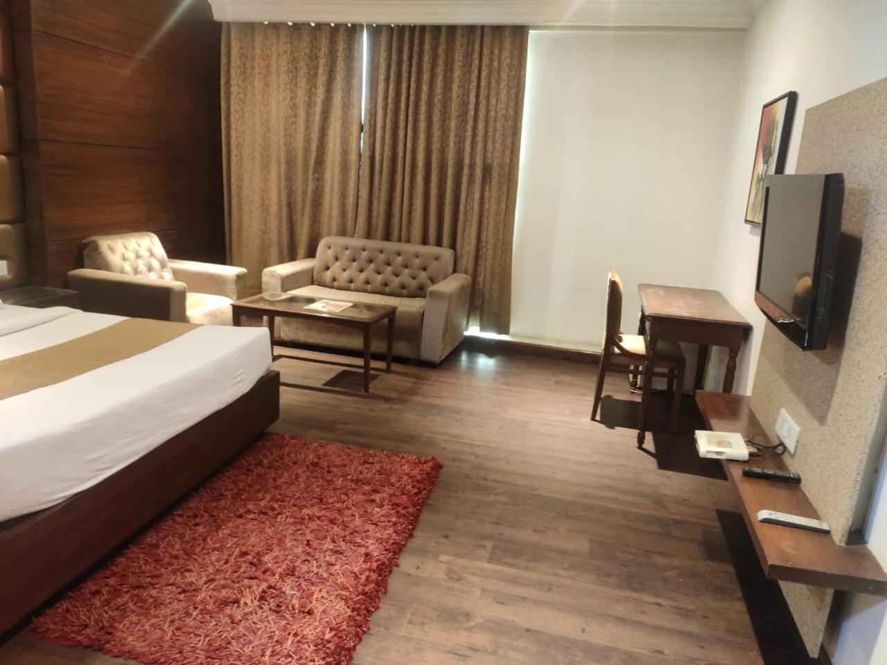 Hotel Imperial Executive Ludhiana Exterior foto